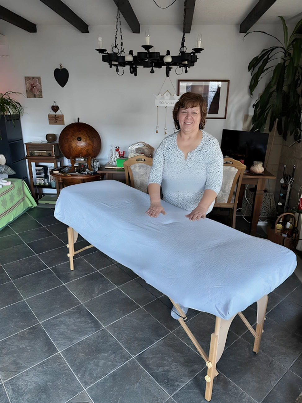 ANGELAs AMPORE - Psychologische Beratung - Angela Kätzel steht neben dem Massagebett
