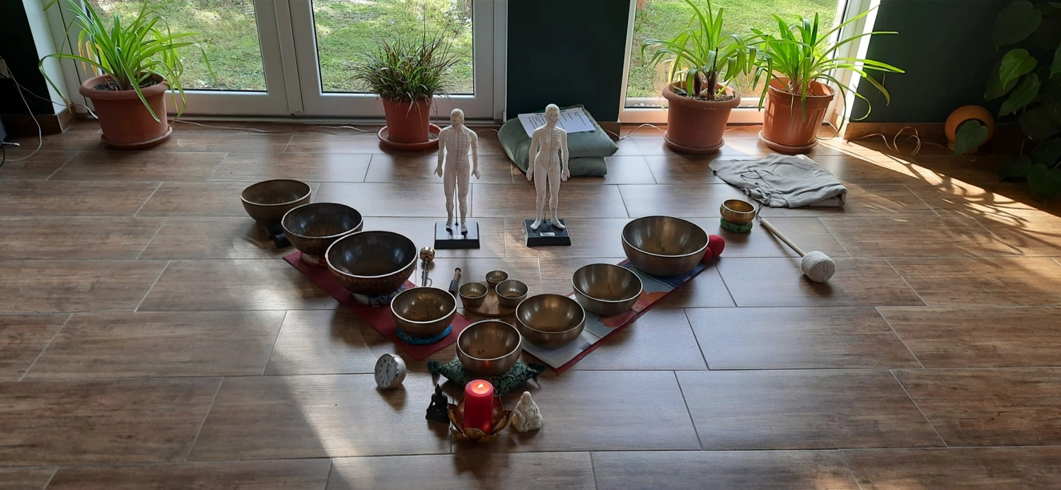 ANGELAs AMPORE - Psychologische Beratung - Klangschalen und kleine menschliche Skulpturen